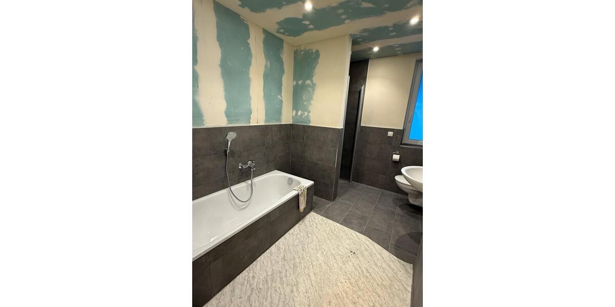 EG Wohnung mit großem Garten in Zwei-Parteien Haus 2.5 zimmer