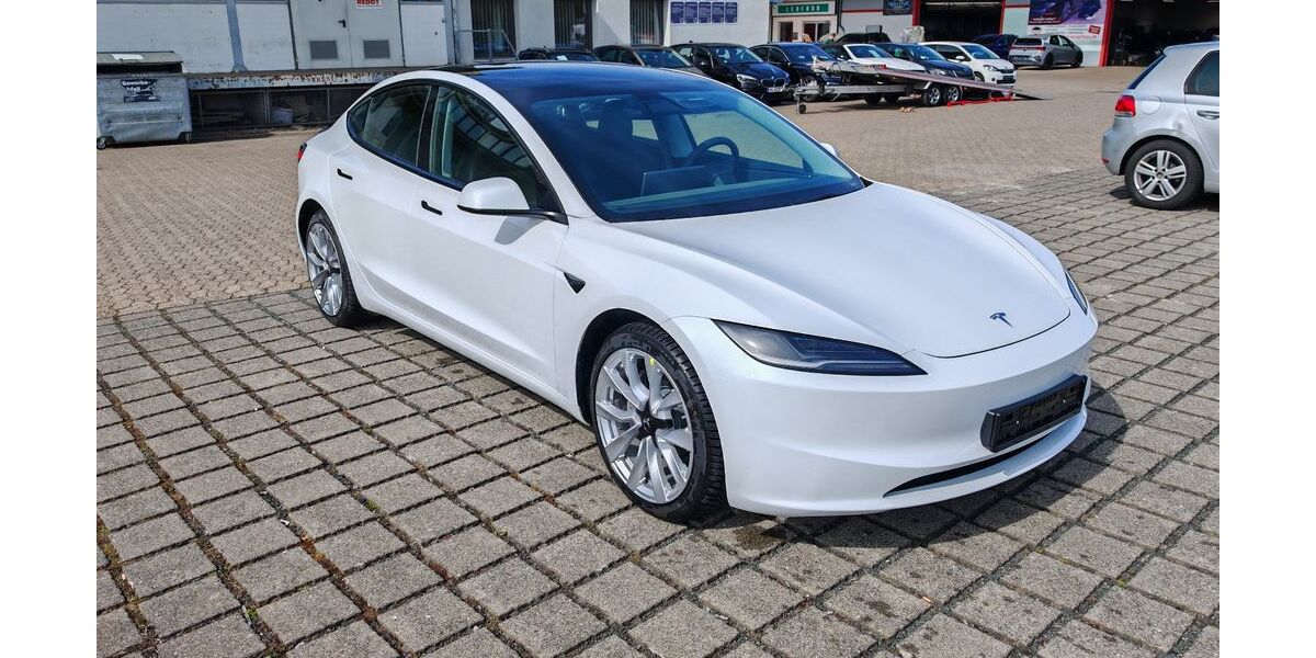 Tesla Model 3 4.606 km 43.970 &euro; Braunschweig 38112