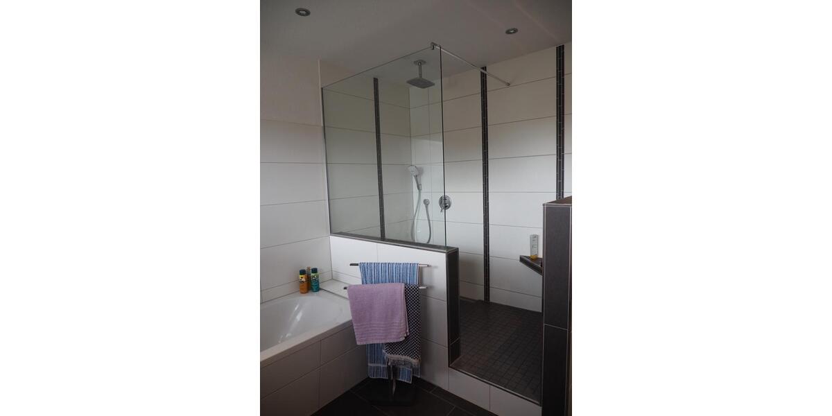 Helle 3–Zimmer-Wohnung mit Balkon und Garten 3 zimmer