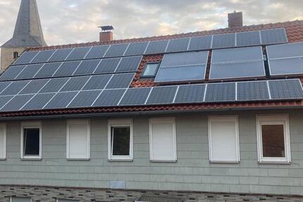 Attraktives Zweifamilienhaus , Photovoltaikanlage und Garagen