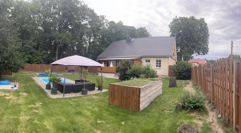 Wohnhaus mit Pool