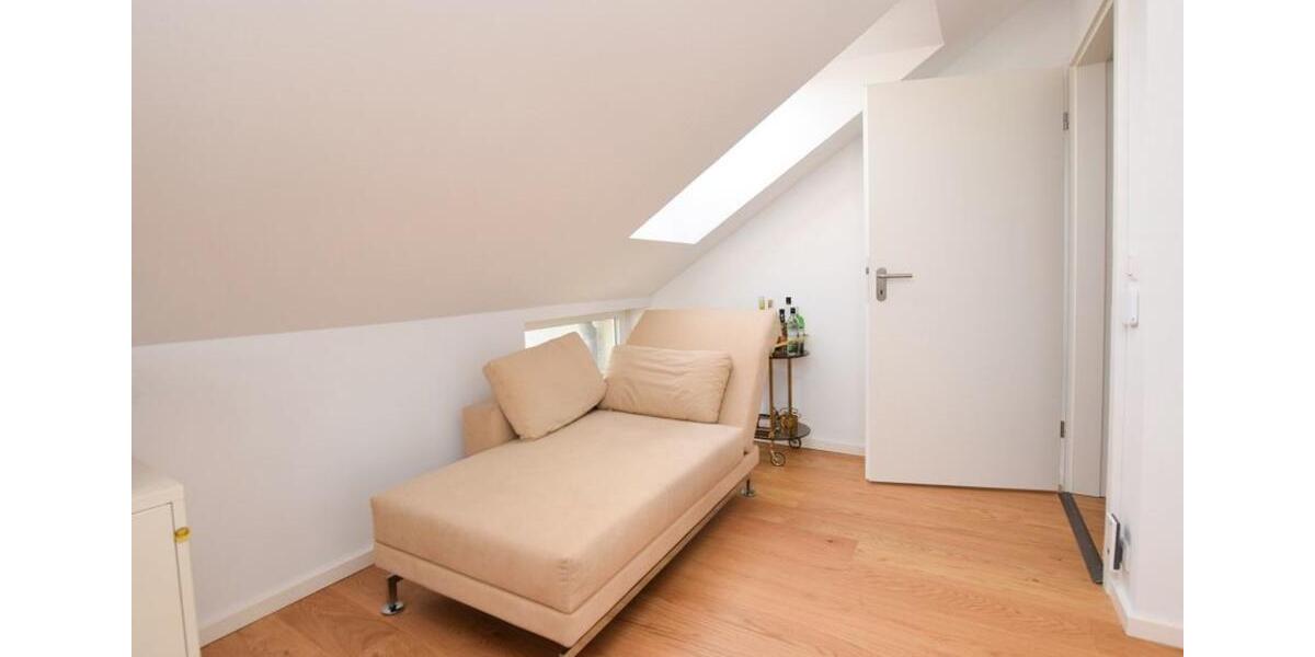 Lichtdurchflutete Dachgeschosswohnung mit Stil in guter Lage von 4.5 zimmer