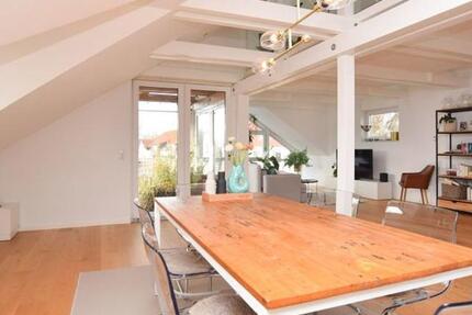 Lichtdurchflutete Dachgeschosswohnung mit Stil in guter Lage von 4.5 zimmer