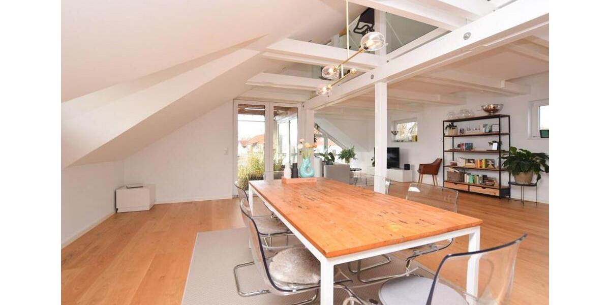 Lichtdurchflutete Dachgeschosswohnung mit Stil in guter Lage von 4.5 zimmer