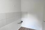 **Frisch renoviert** Zentrale Lage, 2 Zimmer, Balkon, guter Schnitt, Aufzug, Stellplatz