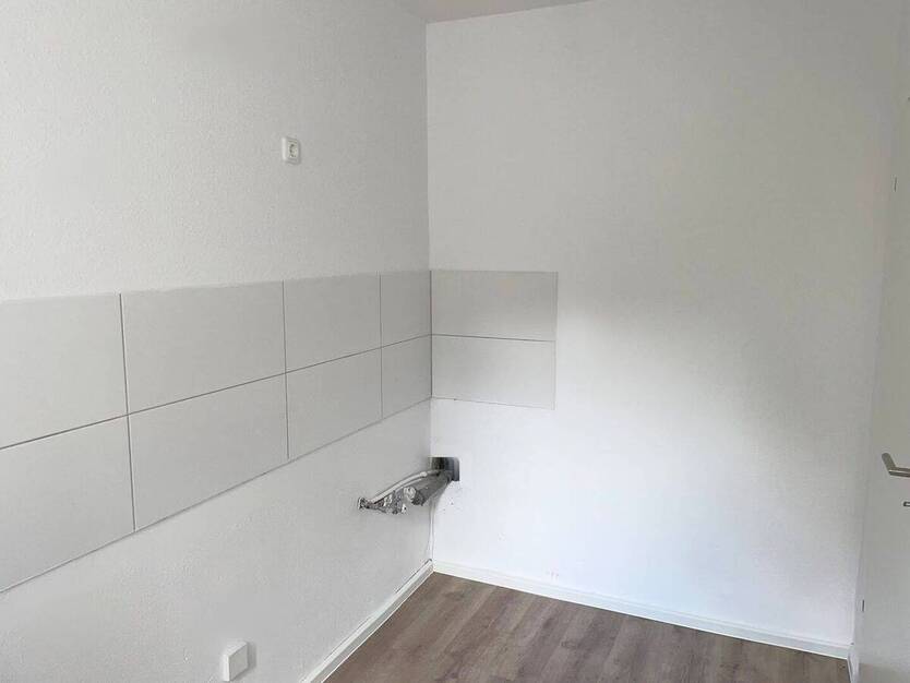 **Frisch renoviert** Zentrale Lage, 2 Zimmer, Balkon, guter Schnitt, Aufzug, Stellplatz
