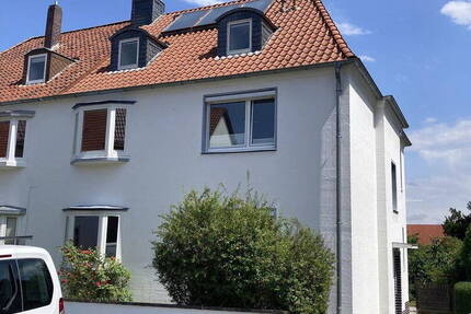 Von privat: Doppelhaushälfte mit 2 Wohnungen, offene Garage und Garten