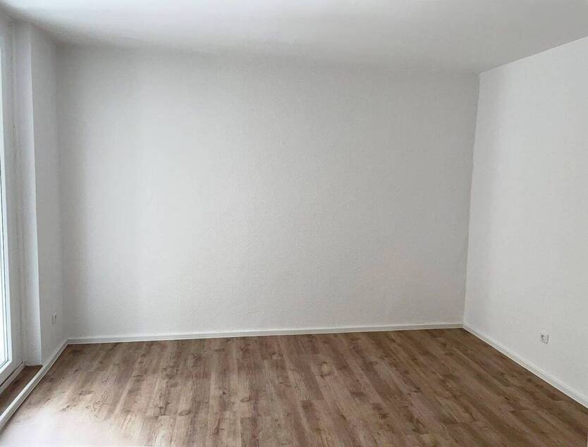 **Frisch renoviert** Zentrale Lage, 2 Zimmer, Balkon, guter Schnitt, Aufzug, Stellplatz