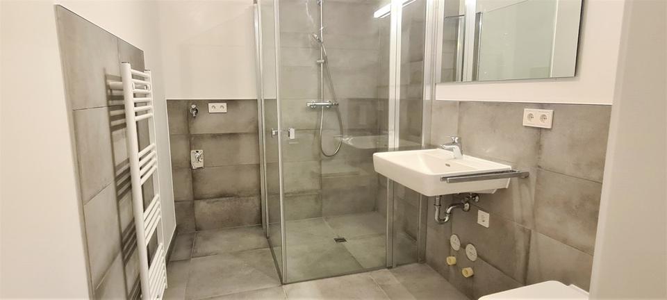 Anfragen nur per Mail: Riesige 1 Zimmer - Balkon - Tiefgarage - BH1 Whg. 8 1 zimmer