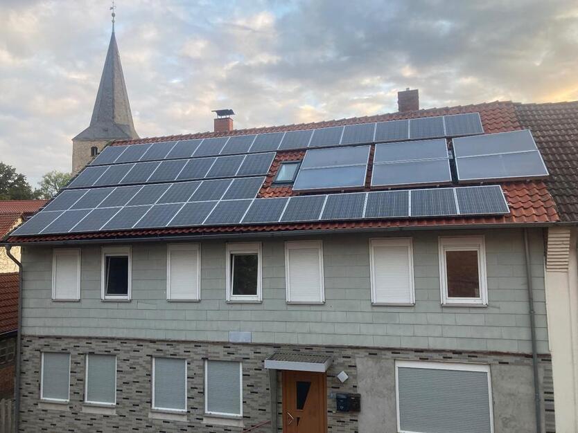 Attraktives Zweifamilienhaus , Photovoltaikanlage und Garagen