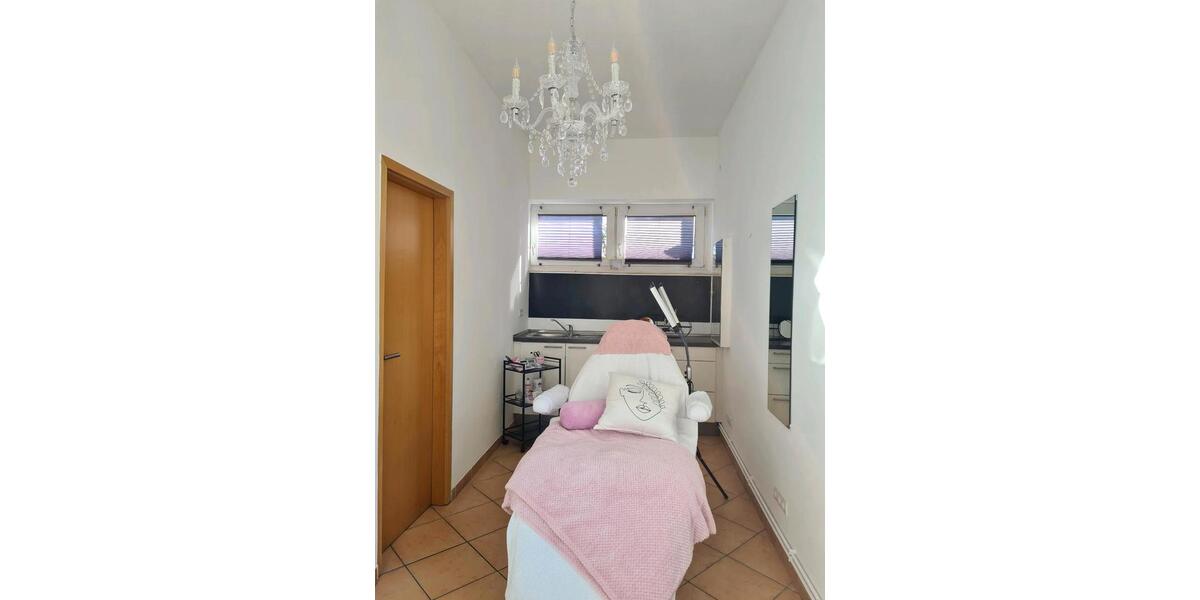Kosmetikstudio möbliert zimmer