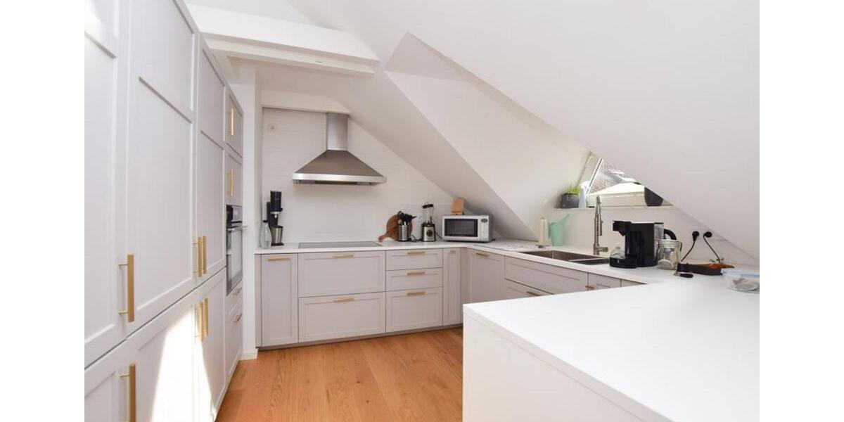 Lichtdurchflutete Dachgeschosswohnung mit Stil in guter Lage von 4.5 zimmer