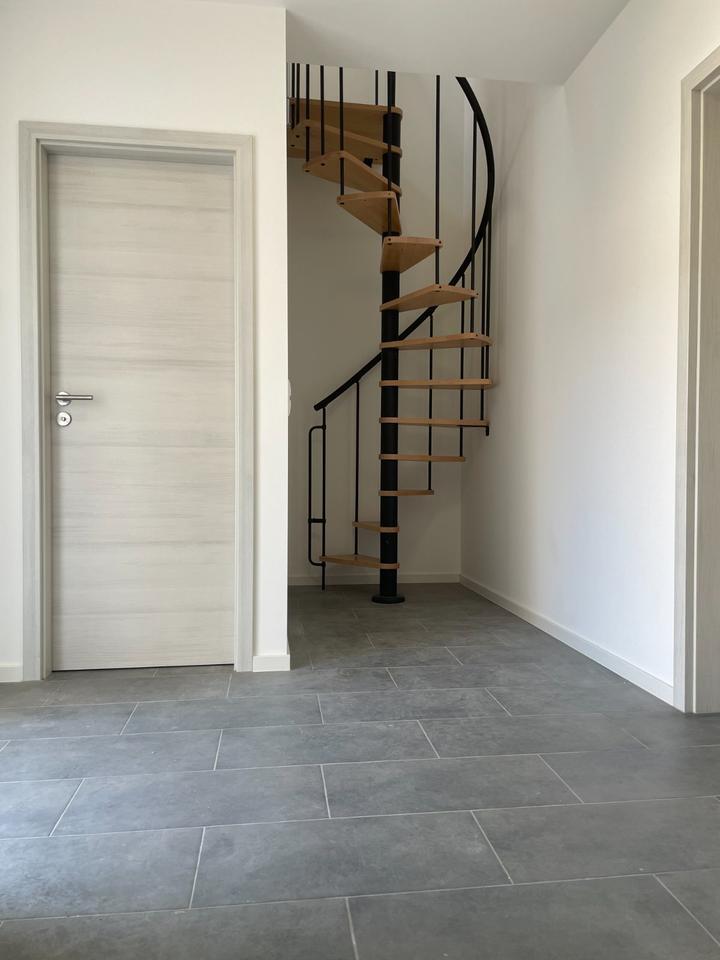 2 Zimmer 93 qm Wohnung, Bad, eigener Eingang, Haus