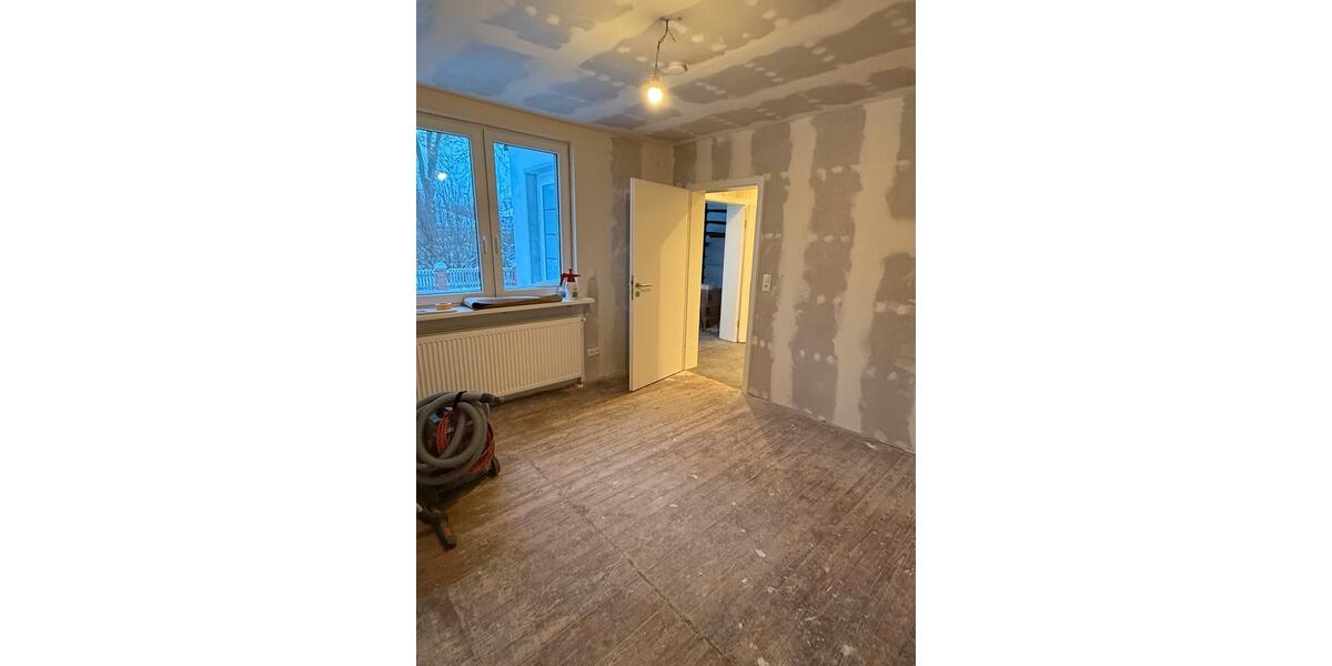 EG Wohnung mit großem Garten in Zwei-Parteien Haus 2.5 zimmer