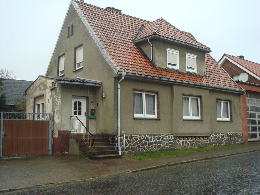 Kleines landwirtschaftliches Anwesen mit Wohnhaus, Stallungen, Scheune im Dorfbereich von Jübar (Sachsen Anhalt) zu verkaufen.