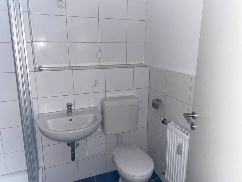 **Frisch renoviert** Zentrale Lage, 2 Zimmer, Balkon, guter Schnitt, Aufzug, Stellplatz