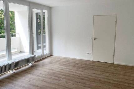 **Frisch renoviert** Zentrale Lage, 2 Zimmer, Balkon, guter Schnitt, Aufzug, Stellplatz