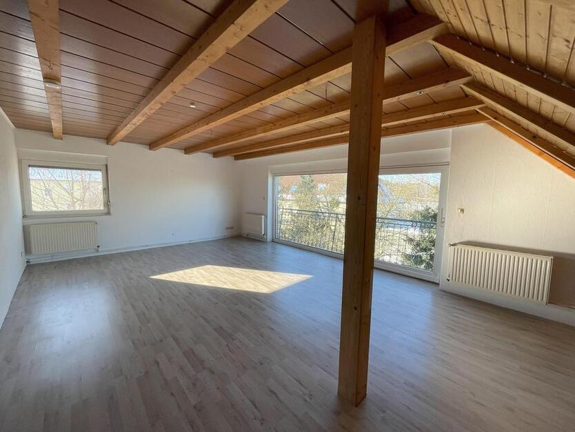 Große Dachgeschoßwohnung zu vermieten