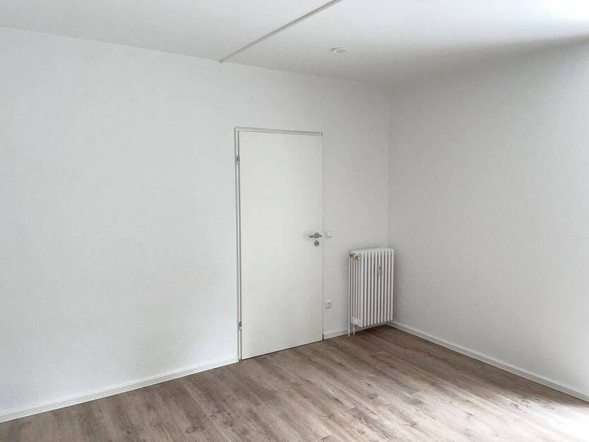 **Frisch renoviert** Zentrale Lage, 2 Zimmer, Balkon, guter Schnitt, Aufzug, Stellplatz