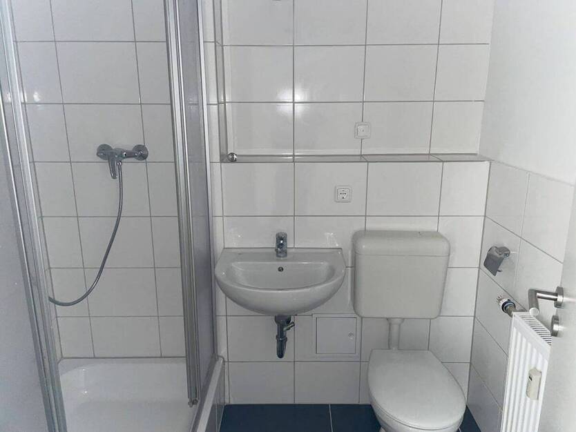 **Frisch renoviert** Zentrale Lage, 2 Zimmer, Balkon, guter Schnitt, Aufzug, Stellplatz