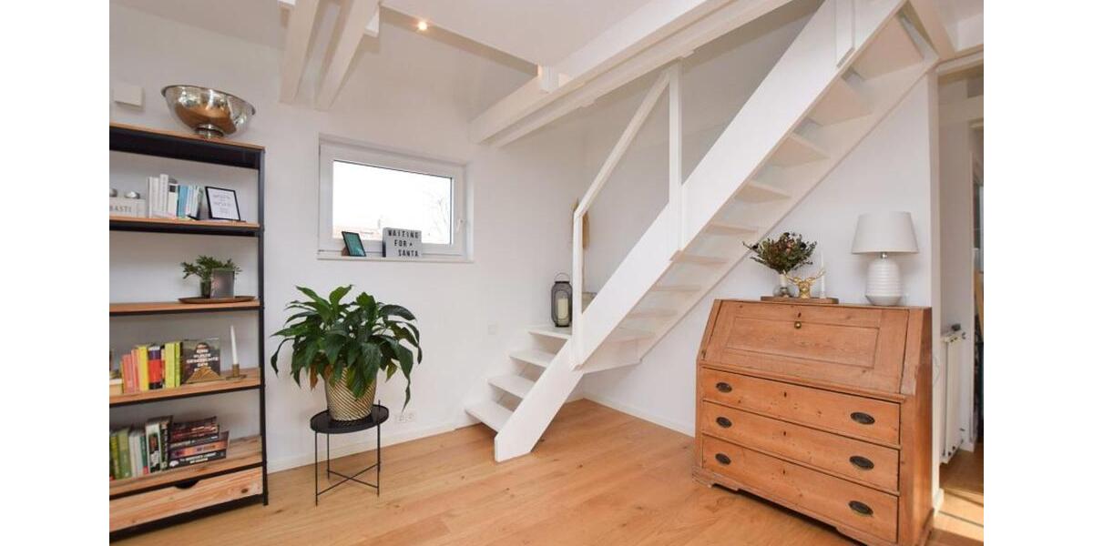 Lichtdurchflutete Dachgeschosswohnung mit Stil in guter Lage von 4.5 zimmer