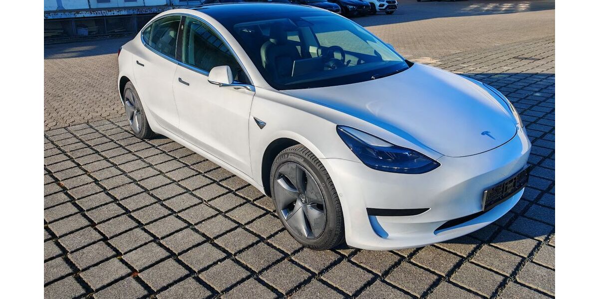 Tesla Model 3 218.469 km 15.970 &euro; Braunschweig 38112