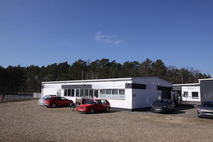 Von Privat - Halle mit 3 Büroräumen und großer Freifläche in Gifhorn