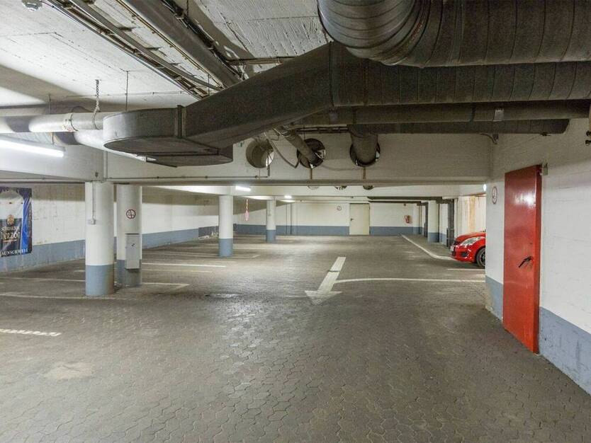 **Frisch renoviert** Zentrale Lage, 2 Zimmer, Balkon, guter Schnitt, Aufzug, Stellplatz