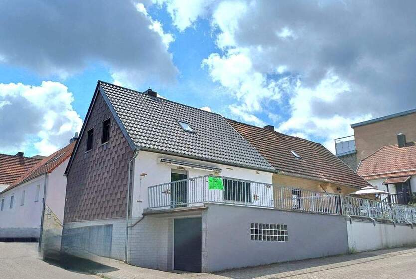 Top gepflegtes Einfamilienhaus mit großem Balkon und Garage im Haus, in ruhiger Sackgasse von St. Ingbert, Nähe Innenstadt (zentral und doch ruhig)