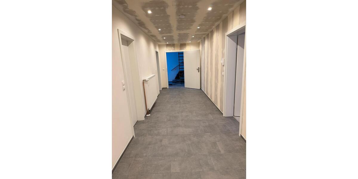 EG Wohnung mit großem Garten in Zwei-Parteien Haus 2.5 zimmer