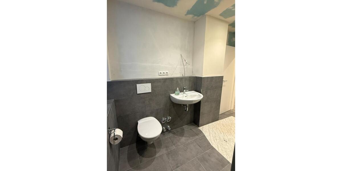 EG Wohnung mit großem Garten in Zwei-Parteien Haus 2.5 zimmer