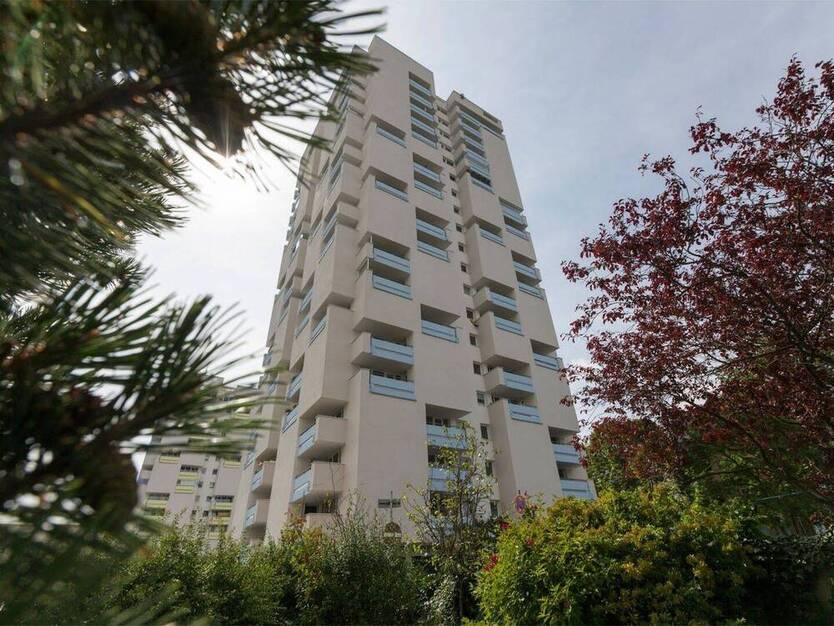 **Frisch renoviert** Zentrale Lage, 2 Zimmer, Balkon, guter Schnitt, Aufzug, Stellplatz