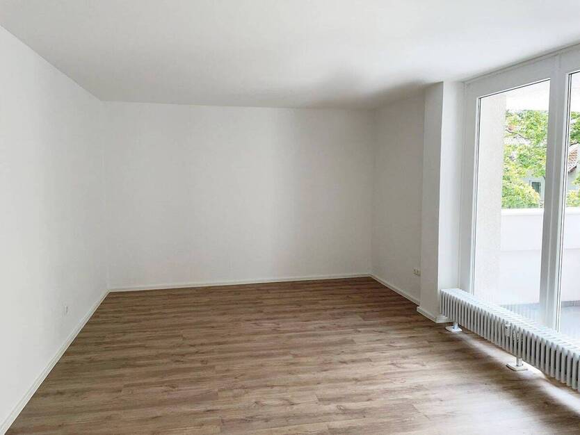 **Frisch renoviert** Zentrale Lage, 2 Zimmer, Balkon, guter Schnitt, Aufzug, Stellplatz