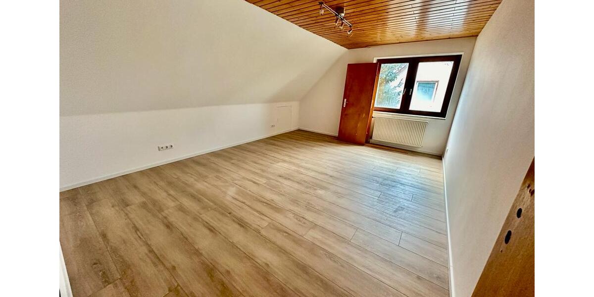 Dachgeschoßwohnung Sassenburg - 3 Zimmer, 85 m&sup2;, 850&euro; | Angebot:23835672