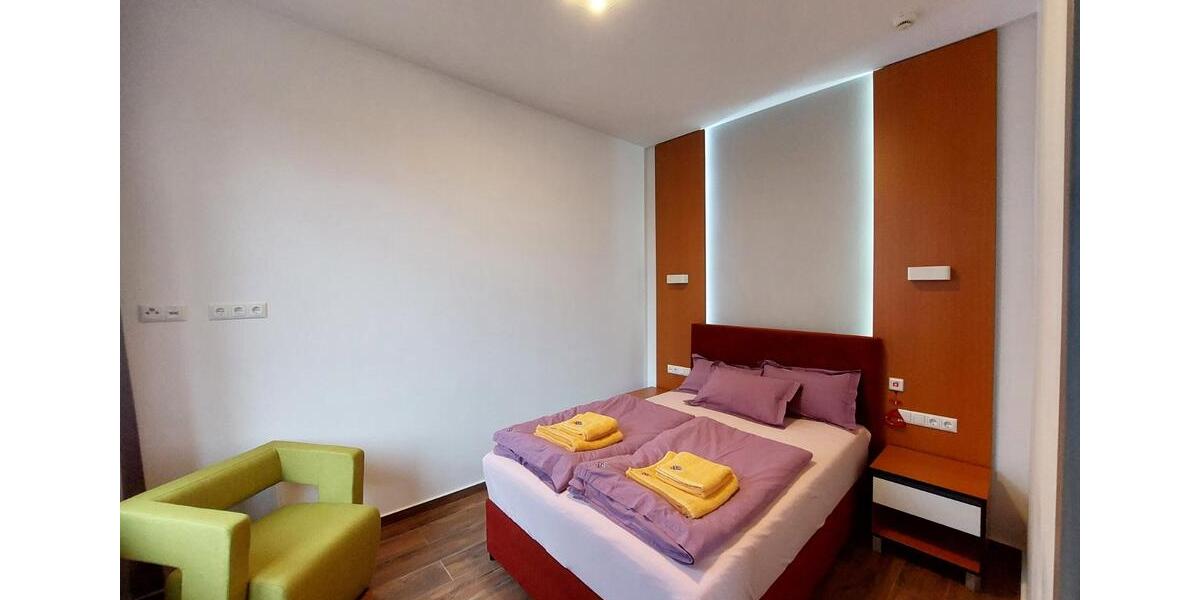 Gemütliche Wohnung mit Küche und Schlafzimmer. 1 zimmer