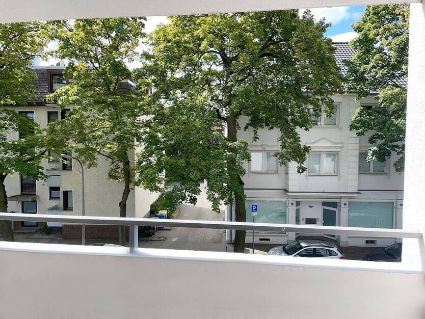 **Frisch renoviert** Zentrale Lage, 2 Zimmer, Balkon, guter Schnitt, Aufzug, Stellplatz
