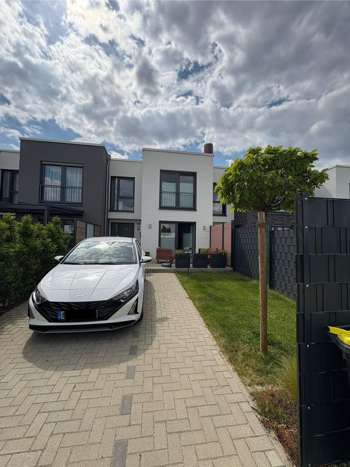 Modernes Reihenmittelhaus (KfW 55) von 2021 in Querum
