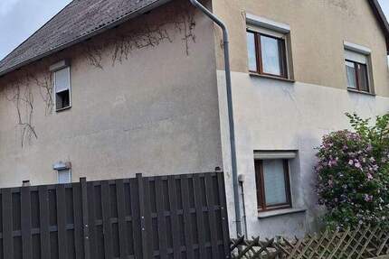 Unter Grundstückspreis! Stark sanierungsbedürftiges 1-FH in BraunschweigBroitzem m. schmalen, sehr schönem GrundstückGarten inkl. Anbau u. Garagen 4 zimmer