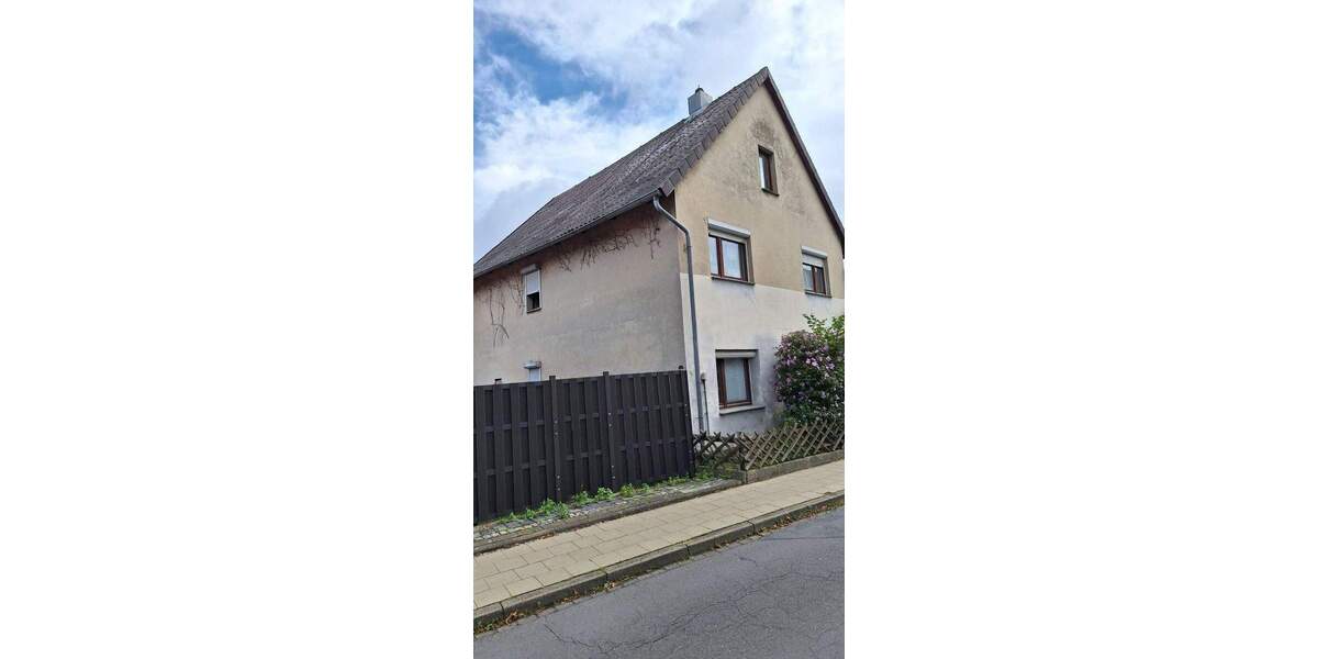 Unter Grundstückspreis! Stark sanierungsbedürftiges 1-FH in BraunschweigBroitzem m. schmalen, sehr schönem GrundstückGarten inkl. Anbau u. Garagen 4 zimmer