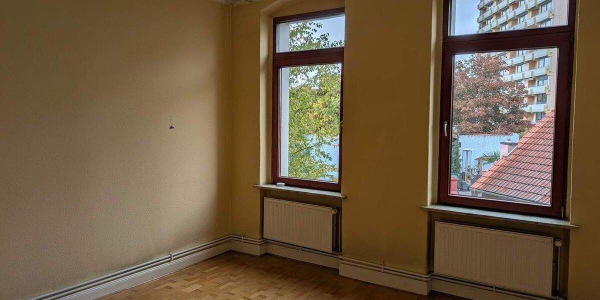 Innenstadtnahe 5-Zimmer Altbau Wohnung im 2. OG mit Balkon, Stuck und Parkett - Provisionsfrei 5 zimmer