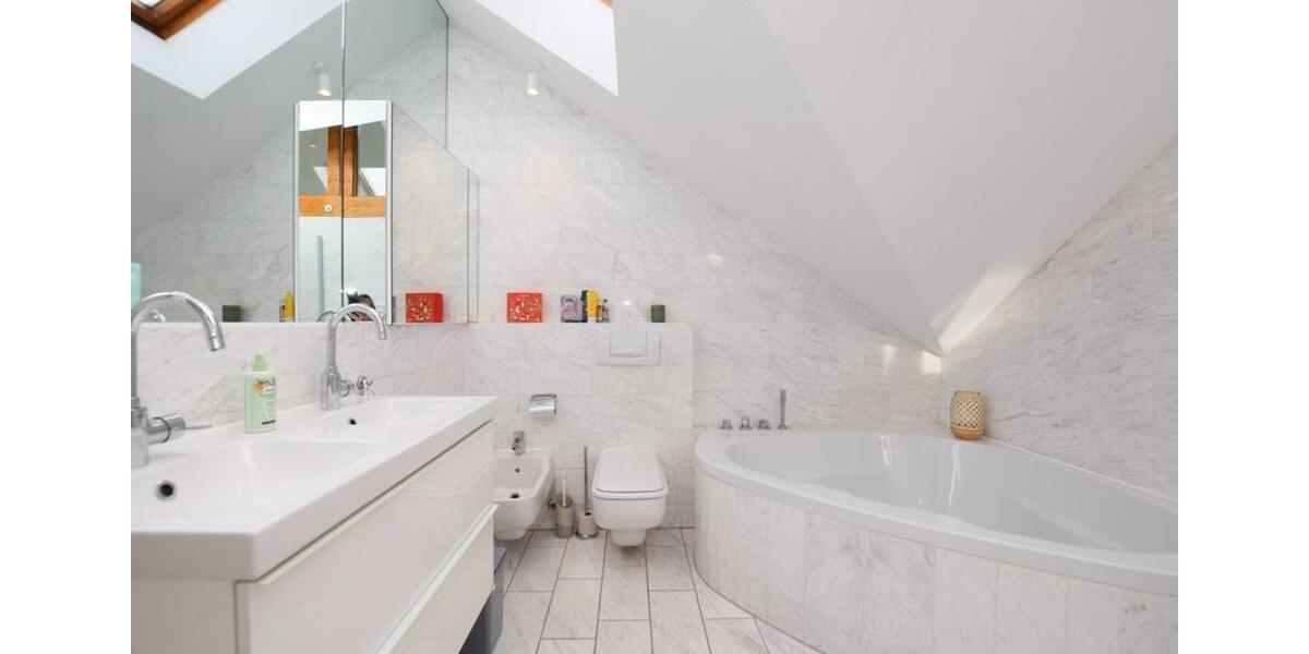 Lichtdurchflutete Dachgeschosswohnung mit Stil in guter Lage von 4.5 zimmer