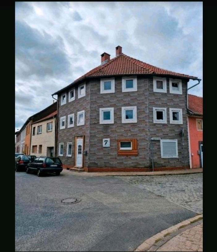 Stark renovierungsbedürftig Wohung