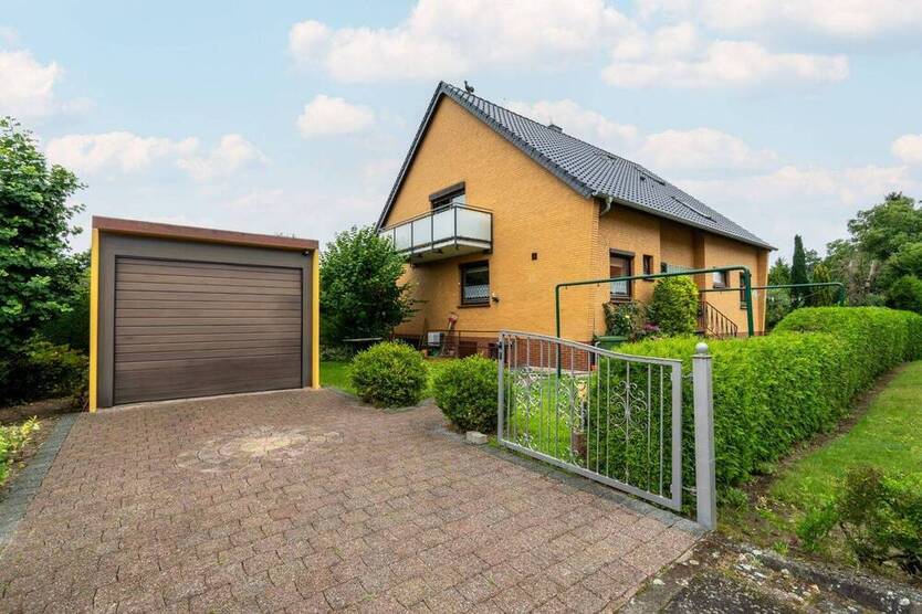 Vielseitiges Ein- bis Zweifamilienhaus mit Gartenidylle, Teich und Garage