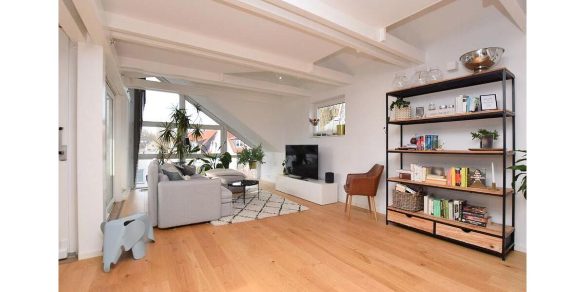 Lichtdurchflutete Dachgeschosswohnung mit Stil in guter Lage von 4.5 zimmer