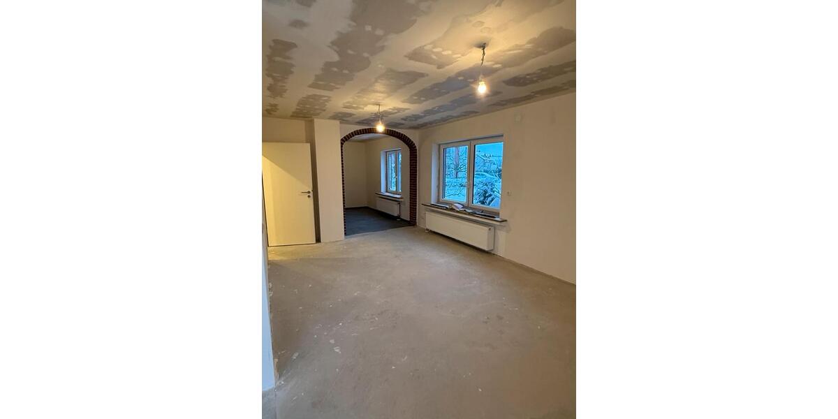 EG Wohnung mit großem Garten in Zwei-Parteien Haus 2.5 zimmer