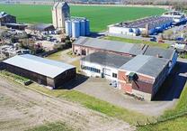 HALLENKOMPLEX MIT FREIFLÄCHEN UND WIESE