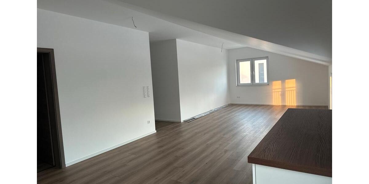 Etagenwohnung Rühen - 3 Zimmer, 100 m&sup2;, 1.000&euro; | Angebot:25352633