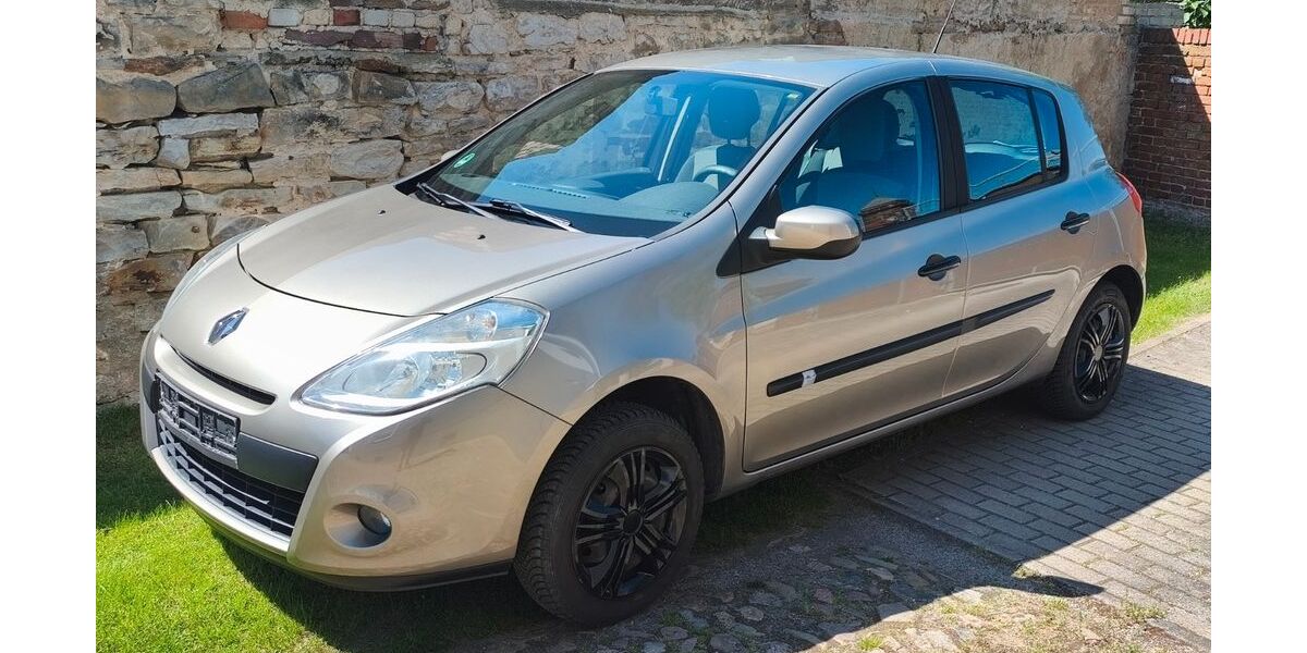 Renault Clio 104.215 km 2.989 &euro; Gehrendorf 39646