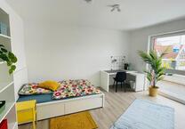 Modernes und vollmöbliertes WG-Zimmer im Bezug einer 4-Zimmer Wohnung (ab. September wieder frei )