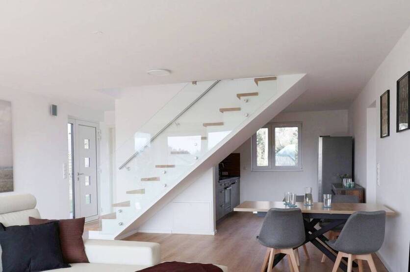 Modernes Ferientraumhaus am Bernsteinsee: Neubau-Doppelhaushälfte mit Luxusausstattung